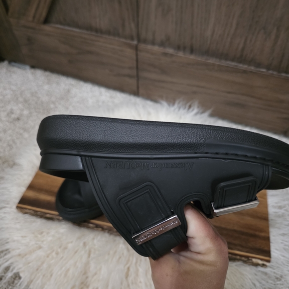 Alexander McQueen Embossed Black Sandals - Picture 6 of 6